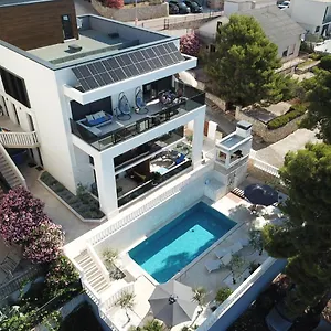 https://luxury-beachfront-villa-carlisa.splithotels.org